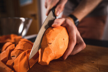 Süßkartoffel schälen und schneiden