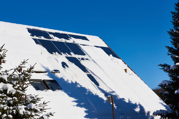 Mit Schnee bedeckte Solaranlage im Winter	
