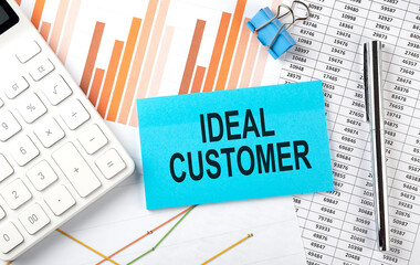 Obraz premium IDEAL CUSTOMER text on the sticker on diagram background