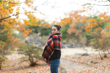 紅葉の公園で遊ぶ女性