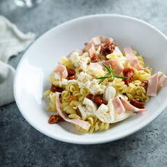 Pasta with ham, tomatoes and fresh cheese