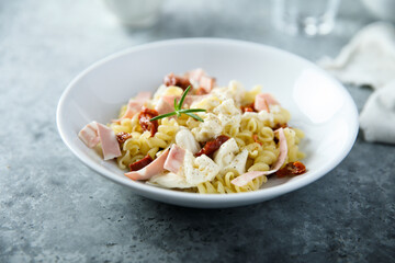 Pasta with ham, tomatoes and fresh cheese