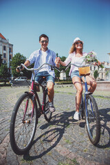 Obraz premium Couple with bicycles