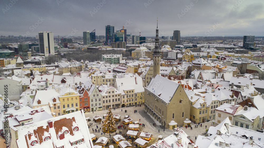 Wall mural Christmas market in snow clad old Tallinn