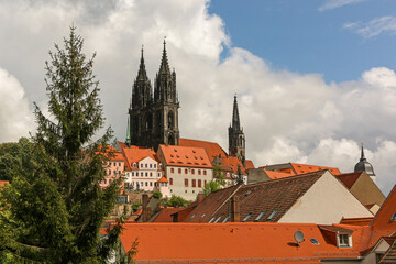 Fototapeta premium Blick auf den Meißner Burgberg mit Dom und den Dächern der Altstadt
