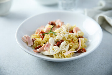 Pasta with ham, tomatoes and fresh cheese