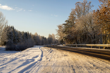 Obraz premium Beautiful empty winter snow road on a sunny cold day