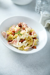 Pasta with ham, tomatoes and fresh cheese