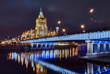 Obraz premium Christmas Moscow. New Year's decorations on Moscow embankment. Russian city in Christmas illumination. Moscow river on a winter night