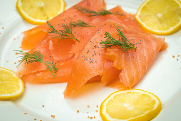 tranches de saumon fumé et rondelles de citron dans une assiette