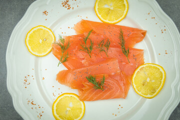 tranches de saumon fumé et rondelles de citron dans une assiette