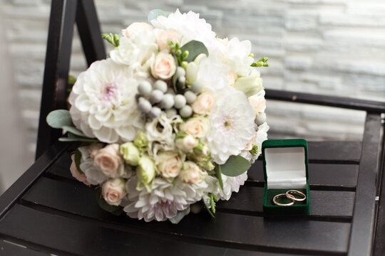 delicate Bride's bouquet with tea roses, white dahlias and brunei and a green box with wedding rings