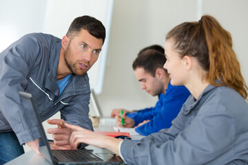 Obraz premium students working on engineering class project