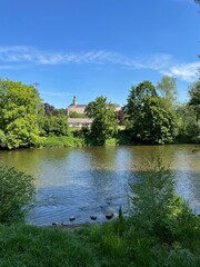 Fototapeta premium Schloss Heidecksburg mit Fluss Saale in Rudolstadt