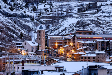 Fototapeta na wymiar Andorra is one of the snowiest places in the Pyrenees. It is therefore the ideal place to practice many winter activities with family or friends