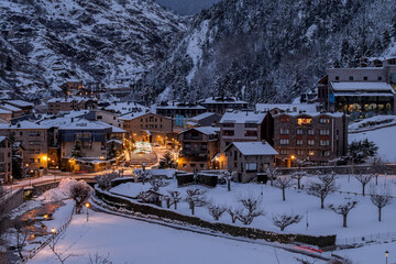 Andorra is one of the snowiest places in the Pyrenees. It is therefore the ideal place to practice many winter activities with family or friends
