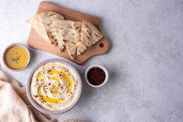 Hummus seasoned with olive oil with pita bread.