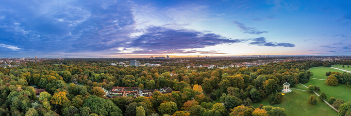 Fototapeta premium Munich's Englischer Garten in panoramic view as a popular tourism destination.