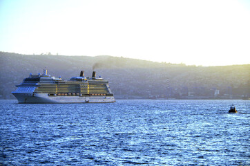 Kreuzfahrtschiff Celebrity Eclipse im Abendrot im Hafen von Valparaiso, Chile - Luxury Celebrity...