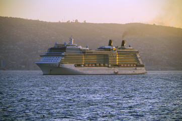 Kreuzfahrtschiff Celebrity Eclipse im Abendrot im Hafen von Valparaiso, Chile - Luxury Celebrity...