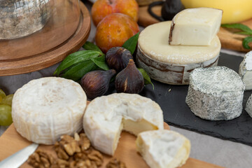 Variedad de quesos con higos y nueces (frutos secos)