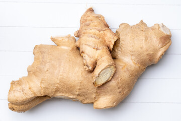 Ingwer auf einem weißen Holzbrett