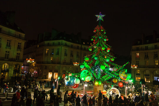 March&eacute; et Festivit&eacute;s de No&euml;l sur la place d'une ville en hiver, avec sapin g&eacute;ant qui sert de man&egrave;ge. Nantes, France