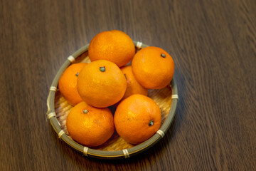 竹のザルに盛られたミカン