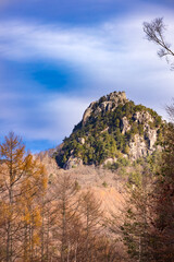 Fototapeta na wymiar 紅葉した木が生える、岩だらけの山　瑞牆山