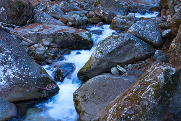 河原の大きな石の間を流れる清らかな川