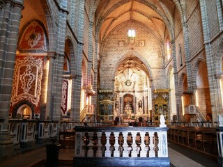 Fototapeta premium Intérieur de l'église Igreja de Sao Francisco à Evora dans la région de l'Algarve au Portugal