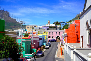 Bo-Kaap district, Cape Town, South Africa - 14 December 2021 : Distinctive bright houses in the bo-kaap district of Cape Town, South Africa - obrazy, fototapety, plakaty