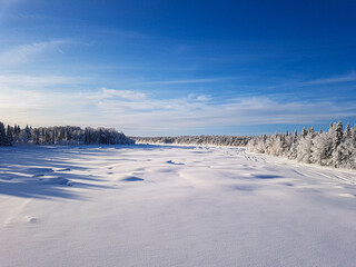 Blick auf den zugefrorenen Fluss Etuväylä vor blauem Himmel bei Muonio Lappland Finnland
