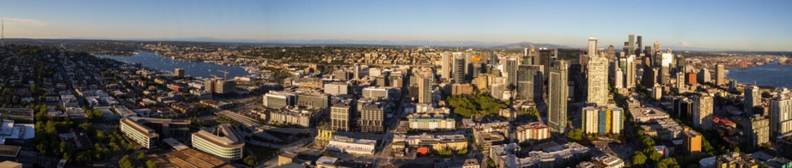 Obraz premium Seattle, Washington, USA - June 4 2021: Seattle downtown panoramic skyline during summer sunset. View from Seattle needle.