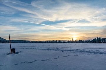 Erste Winterwanderung auf dem Rennsteig bei schönstem Sonnenuntergang - Deutschland