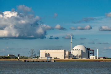 Kernkraftwerk AKW Stade vor den Abbrucharbeiten, von der Elbe aus gesehen, mit leicht bewölktem...