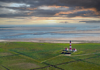 Blick über die Salzwiesen auf die Nordsee mit dem Leuchtturm von Westerhever