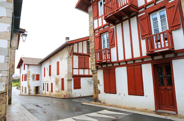 calle de  casas con ventanas rojas en ascain pueblo vasco francés francia 4M0A7737-as21