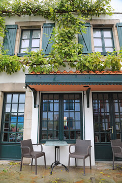 fachada de casa con ventanas verdes en ascain pueblo vasco franc&eacute;s francia 4M0A7730-as21