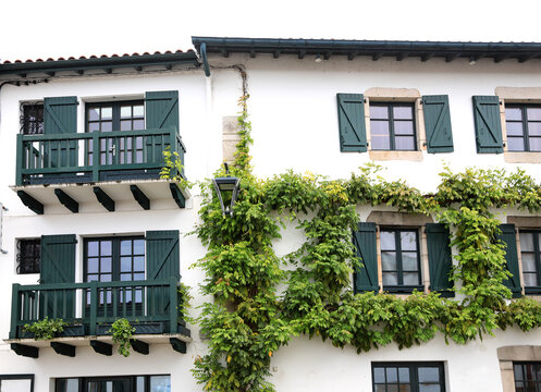 fachada de casa con ventanas verdes en ascain pueblo vasco franc&eacute;s francia 4M0A7743-as21