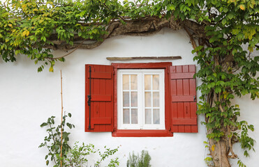 fachada de casa con ventana roja en ascain pueblo vasco francés francia 4M0A7703-as21
