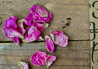 dried rose petals - 475153886