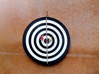 Play darts, throws at the target