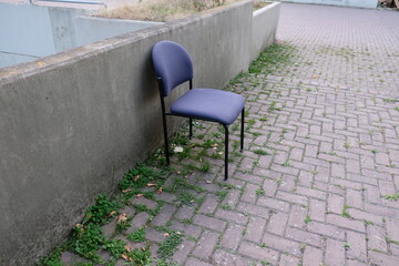 Fototapeta na wymiar FU 2020-09-19 Schule 94 An der Mauer steht ein Stuhl