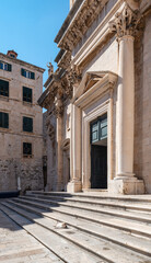 Obraz premium Church entrance in the old town of Dubrovnik.