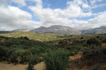 Fototapeta na wymiar Le massif du Dicté depuis Martha près d'Ano Viannos en Crète