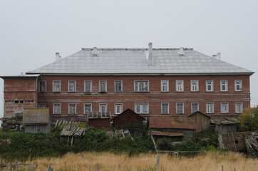 Fototapeta na wymiar Nikolsky building. Residential building on Solovki 