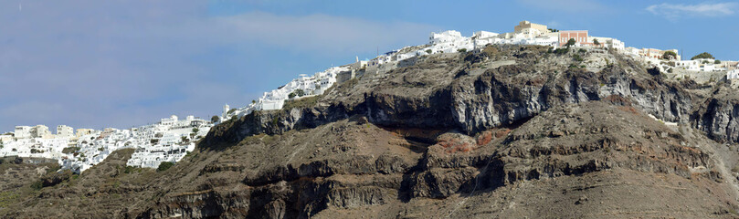 Fototapeta na wymiar Panorama of white buildings lining the caldera crater