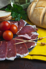 Tapa española de jamón serrano. Jamón curado durante un año en sal