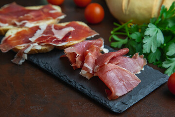 Tapa de jamón serrano con pan con tomate y aceite